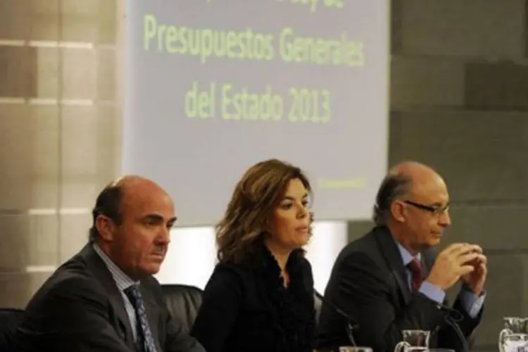 
	(E-D) O ministro espanhol da Economia, a vice-primeira-ministra e o ministro do Tesouro em Madri: o governo se compremeteu em reduzir seu d&eacute;ficit para 6,3% do PIB em 2012
 (Dominique Faget/AFP)