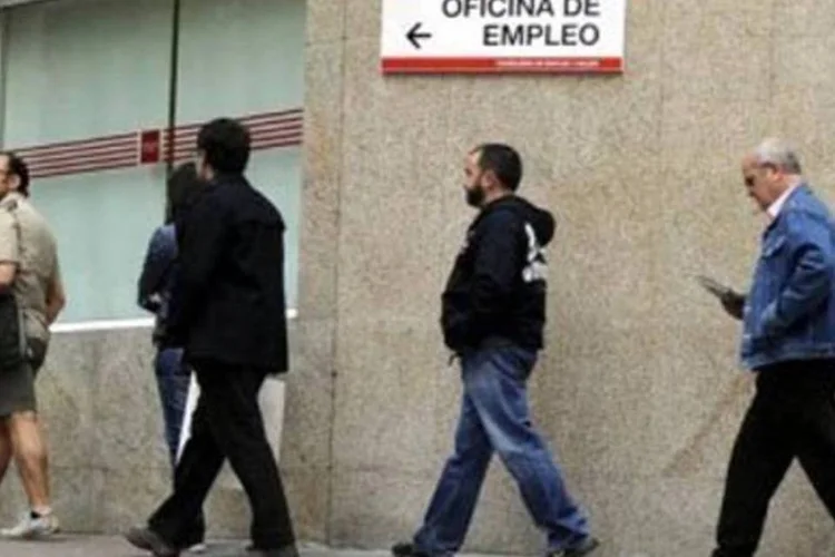 Fila em agência de empregos em Madri (AFP/Dominique Faget)