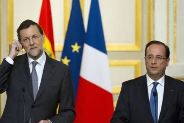 O presidente do governo espanhol, Mariano Rajoy (E), e o presidente francês, François Hollande: "nós europeus queremos que a Grécia continue conosco", disse Rajoy (Fred Dufour/AFP)