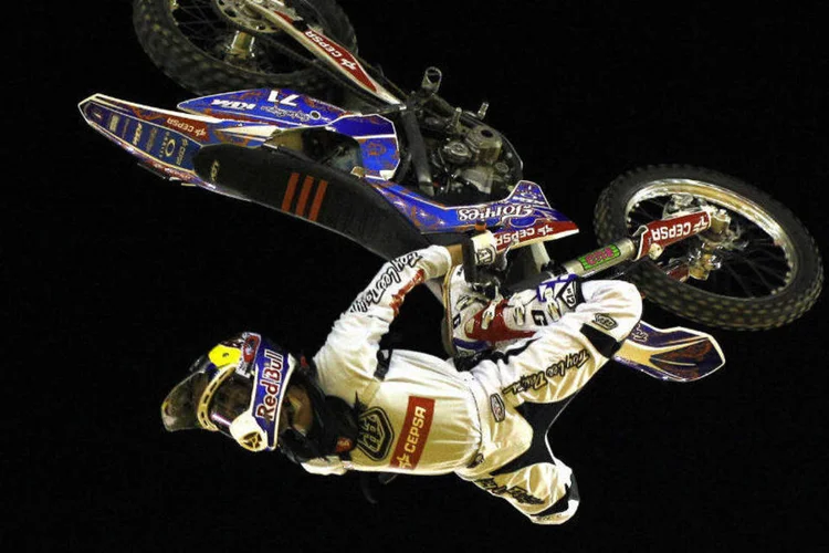 
	Motocross: cemit&eacute;rio ind&iacute;gena virou uma pista no interior de S&atilde;o Paulo
 (REUTERS/Jon Nazca)
