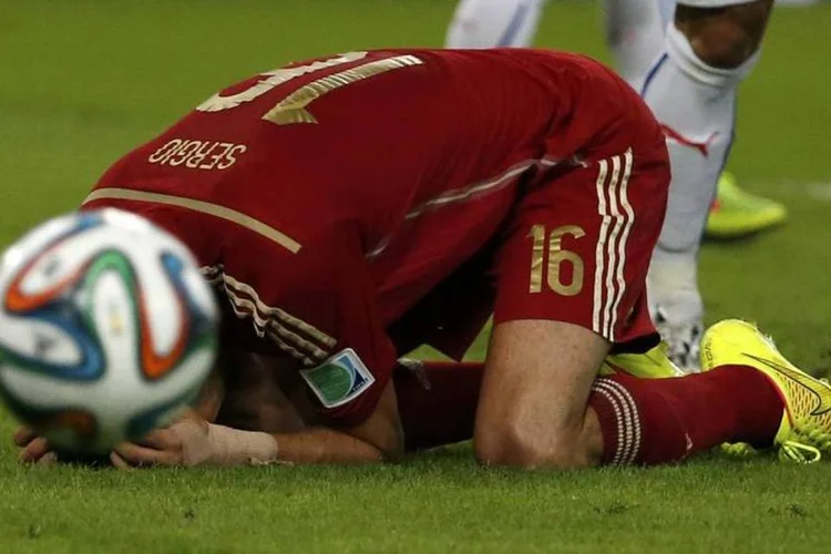 Sergio Busquets lamenta um chute perdido durante partida contra o Chile, no Maracanã (Jorge Silva/Reuters)