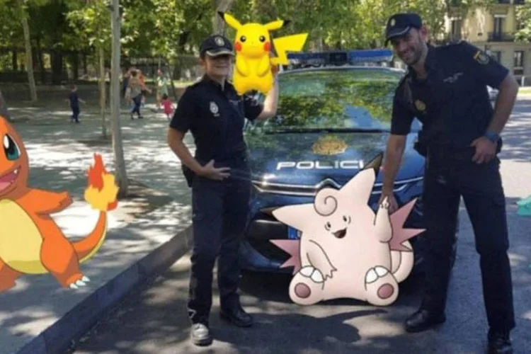 
	Policiais com pokem&oacute;ns: &quot;Se voc&ecirc; ver um Snorlax ou um Vaporeon, n&atilde;o se guie apenas pela emo&ccedil;&atilde;o, sua seguran&ccedil;a vem primeiro&quot;
 (Reuters)