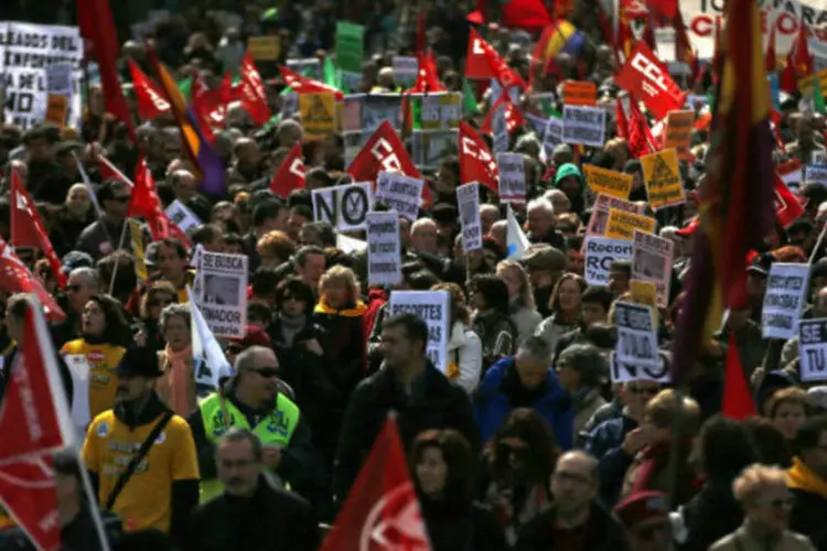 Espanhóis marcham durante um protesto contra as medidas de austeridade do governo, em Madri  (REUTERS / Sergio Perez)