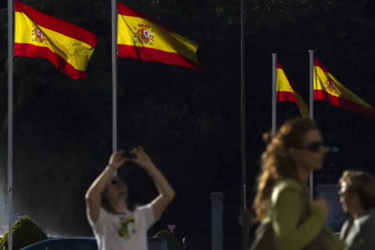 
	Bandeiras da Espanha em Madri: pol&iacute;cia acusou o suposto autor do delito de falsidade document&aacute;ria e fraude
 (Angel Navarrete/Bloomberg)