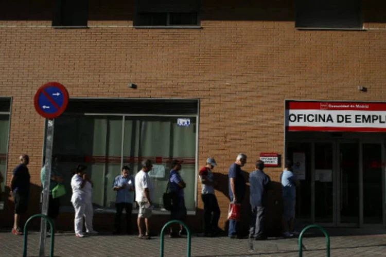 Pessoas na fila de escritório de emprego do governo em Madri, na Espanha (REUTERS/Juan Medina)