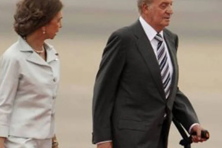 Rei Juan Carlos I ao lado da rainha Sofía: o monarca recebeu a máxima honraria concedida pela Rússia (Dani Pozo/AFP)