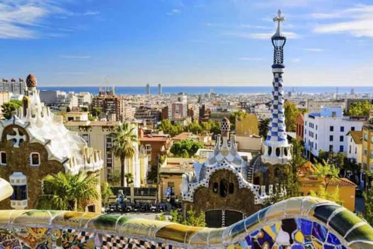 Parque Guell, em Barcelona: passagens de São Paulo para a cidade espanhola são vendidas com 50% de desconto (Thinckstock)