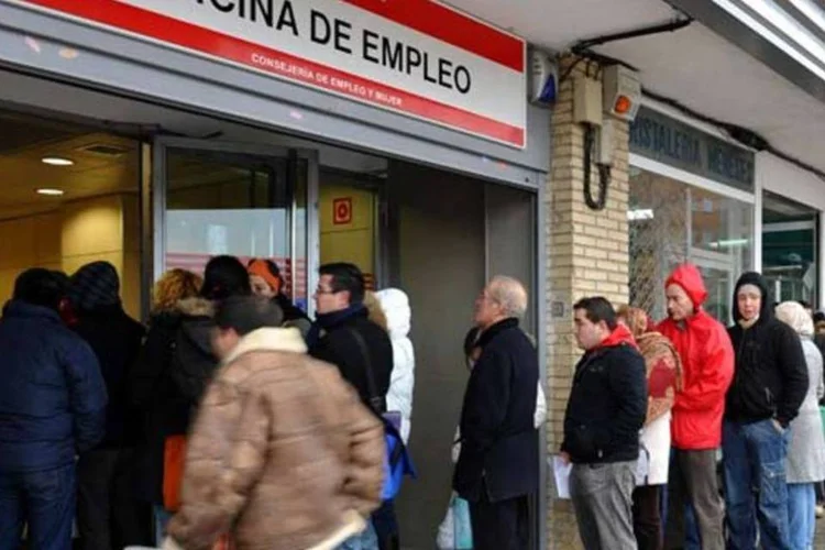 
	Fila de desempregados na Espanha: a taxa de desemprego da Espanha continua sendo a segunda maior da Eurozona, atr&aacute;s apenas da Gr&eacute;cia
 (Jasper Juinen/Getty Images)