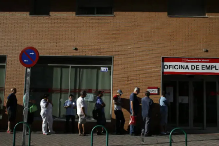 
	Pessoas na fila de escrit&oacute;rio de emprego em Madri: o n&uacute;mero de pedidos caiu 2.475 em novembro, a&nbsp;primeira queda mensal de novembro desde que os dados come&ccedil;aram a ser coletados
 (REUTERS/Juan Medina)