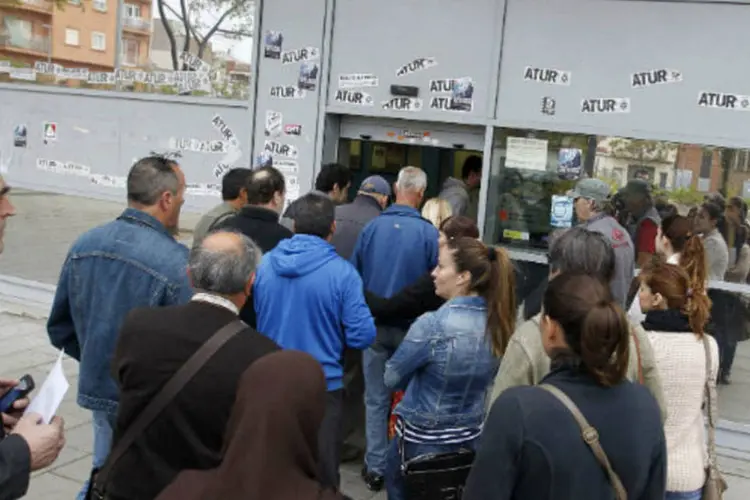 Desempregados fazem fila em agência de empregos em Barcelona, na Espanha (REUTERS/Albert Gea)