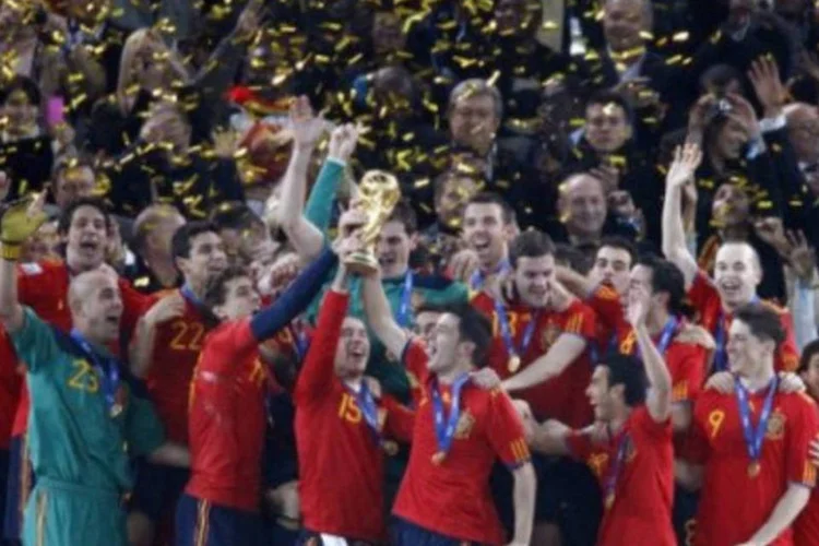 Seleção espanhola levanta a taça Fifa após vencer a Holanda (AFP/Thomas Coex)