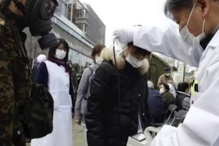 Exame após acidente nuclear em Fukushima: Japão retirou 200 mil pessoas do local (©AFP  Yomiuri Shimbun)