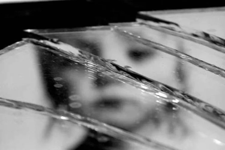 Espelho quebrado: não é possível reaver pensões não estabelecidas pela Justiça, mas sim tentar reparar danos psicológicos (Katherine Evans/freeimages)