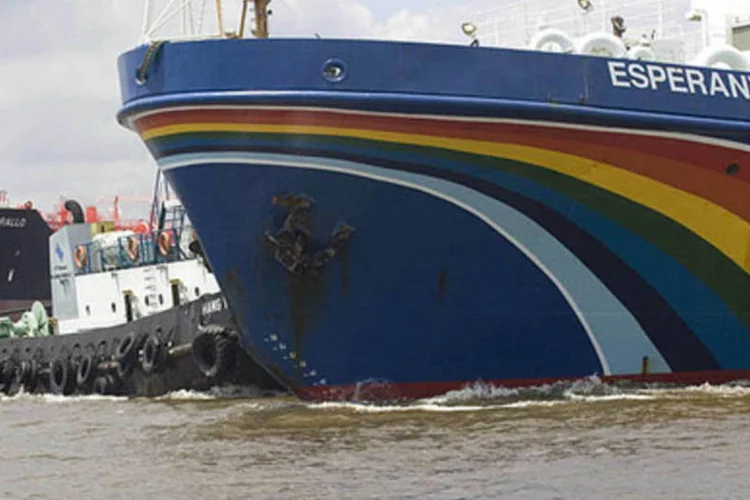 A embarcação "Esperanza", do Greenpeace, que vai percorrer o mundo para protestar contra a exploração de petróleo em águas profundas (.)