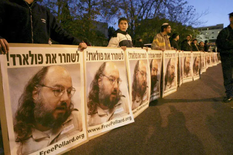 Manifestantes israelenses seguram cartazes em apoio a Jonathan Pollard, ex-agente da inteligência da Marinha dos EUA (Ronen Zvulun/Files/Reuters)
