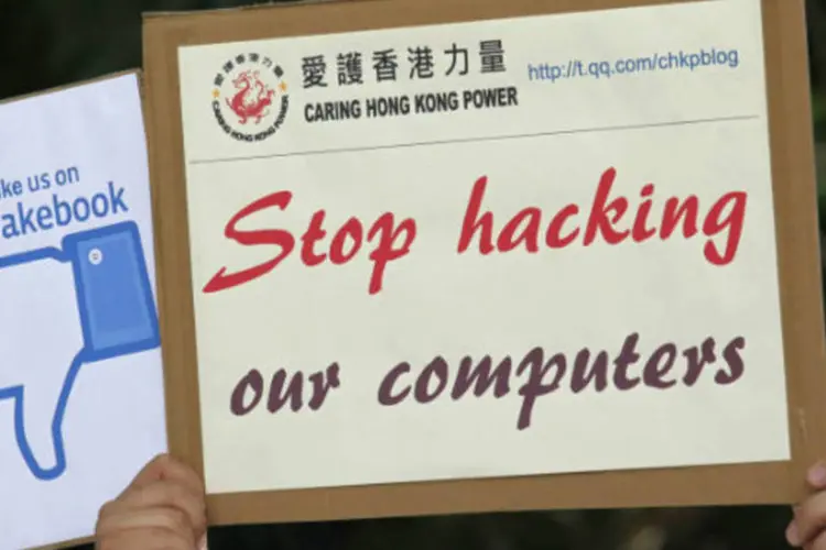 Manifestante chinês protesta contra os Estados Unidos após denúncias de Edward Snowden de que a Agência de Segurança Nacional (NSA) teria hackeado computadores (REUTERS / Bobby Yip)