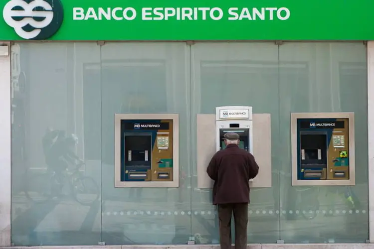 Consumidor usa um caixa eletrônico de uma agência do Banco Espírito Santo em Lisboa, Portugal (Mario Proenca/Bloomberg)