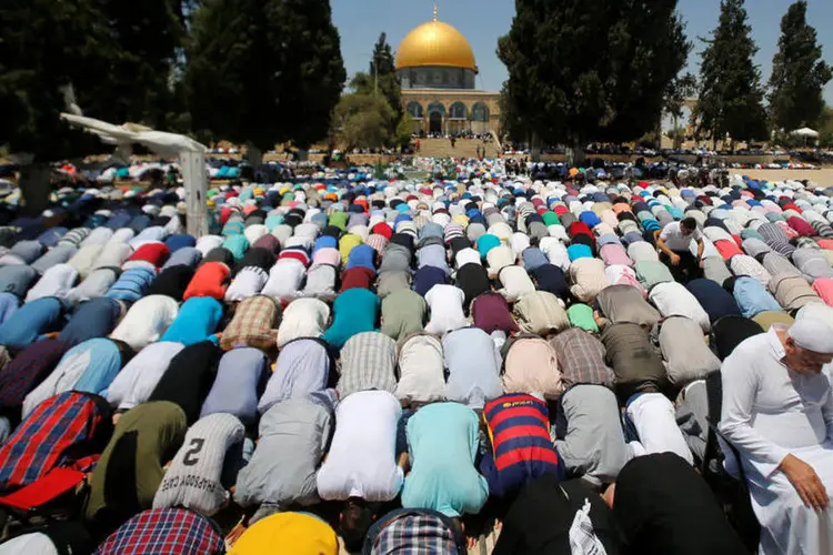 
	Esplanada: depois de um dia de confrontos que deixou sete mu&ccedil;ulmanos feridos, jovens palestinos jogaram pedras contra a pol&iacute;cia israelense
 (Ammar Awad / Reuters)