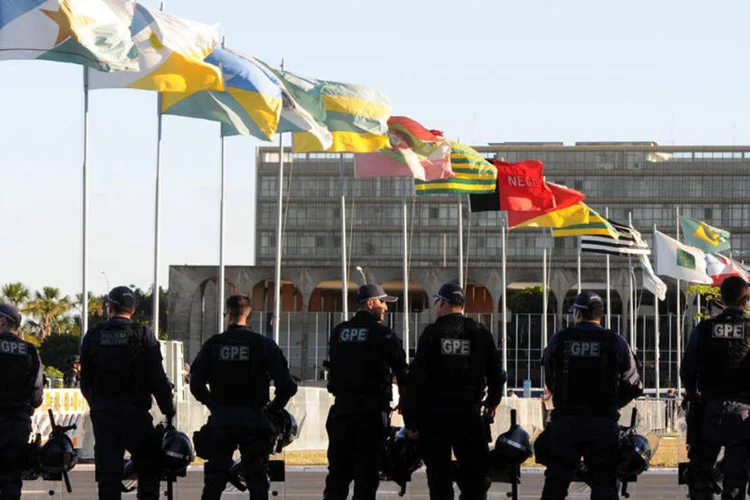 
	Esplanada dos minist&eacute;rios: esquema de seguran&ccedil;a tem 3 mil PMs, 300 policiais legislativos, 700 civis e integrantes dos bombeiros e departamento de tr&acirc;nsito.
 (Renato Araújo/ Agência Brasília)