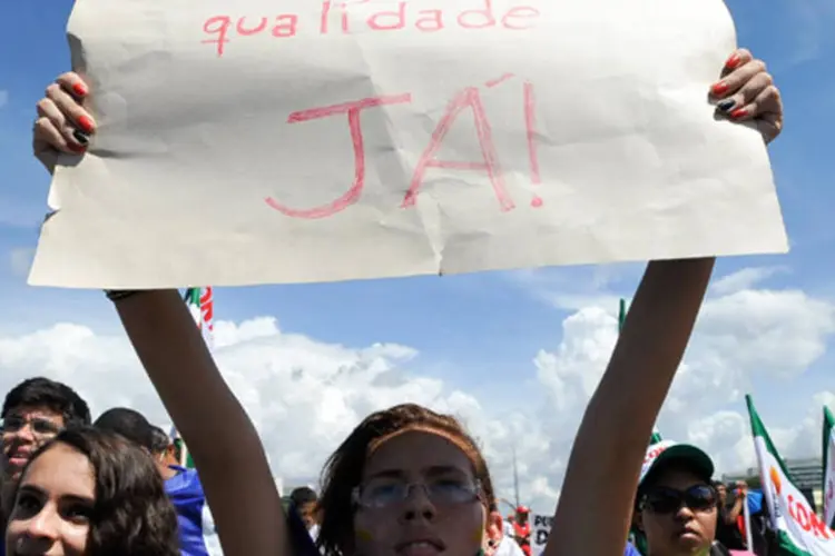 Manifestação de jovens por melhor educação, em Brasília: segundo o presidente da União Nacional dos Estudantes (UNE), Daniel Iliescu, a educação é um tema central da mobilização. (Antônio Cruz/ABr)