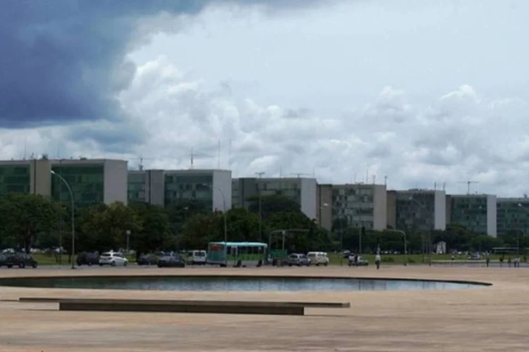 
	Esplanada dos Minist&eacute;rios, em Bras&iacute;lia: segundo bombeiros, incidente no pr&eacute;dio dos Transportes deixou um n&uacute;mero n&atilde;o especificado de feridos
 (Ben Tavener/Flickr/Creative Commons)