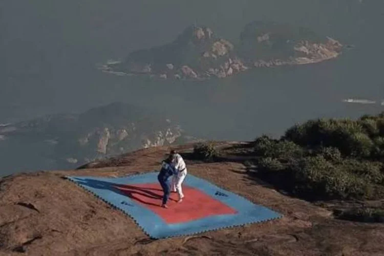 
	No Rio de Janeiro a judoca brasileira Mayra Aguiar viveu uma experi&ecirc;ncia &uacute;nica: treinar no topo da Pedra da G&aacute;vea
 (Reprodução/YouTube)