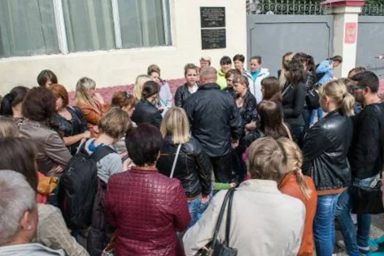 
	M&atilde;es e esposas de soldados capturados na Ucr&acirc;nia re&uacute;nem-se perto de base militar
 (Dmitry Serebryakov/AFP)