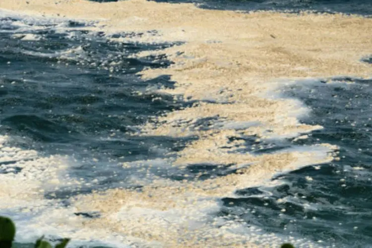 
	Espuma no mar do Rio de Janeiro: a diminui&ccedil;&atilde;o das manchas eram vis&iacute;veis nesta manh&atilde;
 (Agência Brasil)