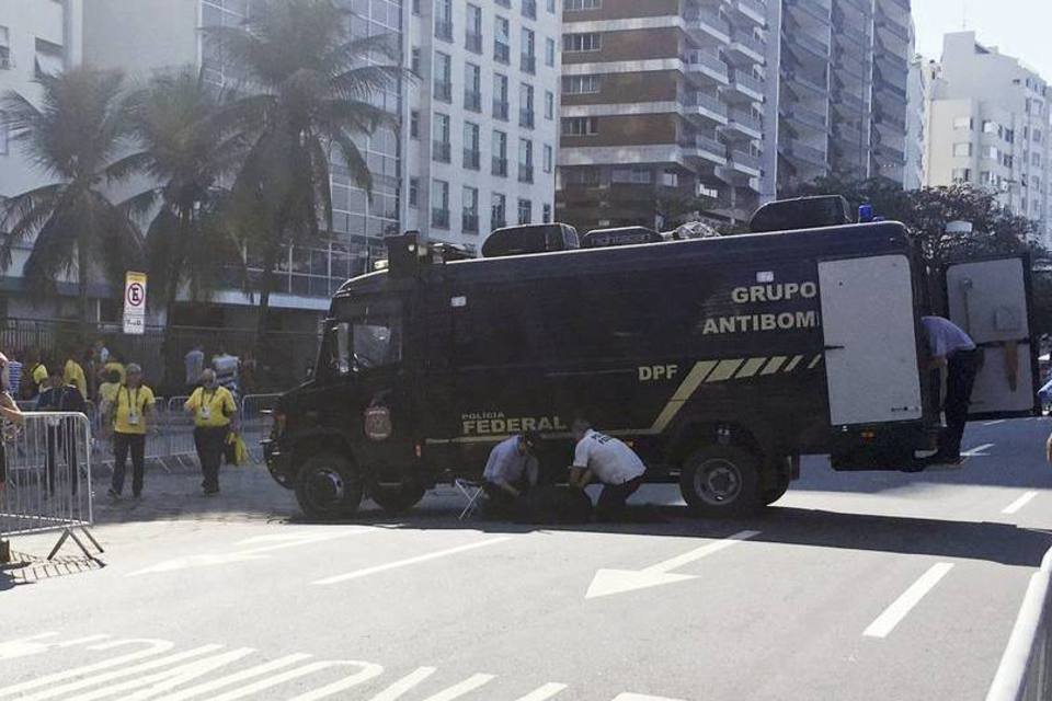 Esquadrão antibomba detona mochila perto de prova