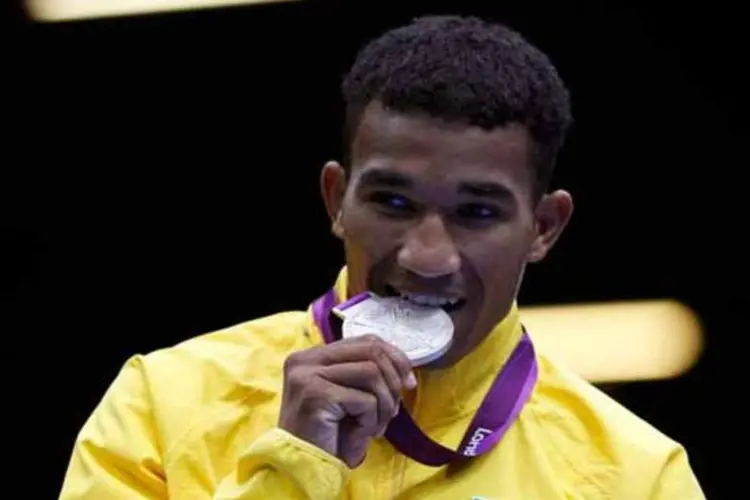Esquiva Falcão, após receber medalha: boxeador entrou com bandeira brasileira na cerimônia de encerramento (REUTERS/Damir Sagolj)