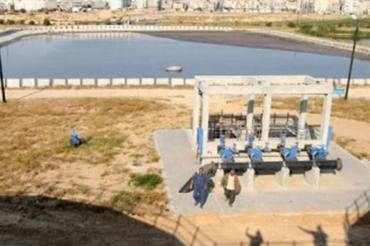 
	Esta&ccedil;&atilde;o de tratamento de &aacute;guas em Gaza: estamos preocupados com a falta de reservas de &aacute;gua pot&aacute;vel e com a deteriora&ccedil;&atilde;o da qualidade dos recursos de &aacute;gua, disse o BM
 (Said Khatib/AFP)
