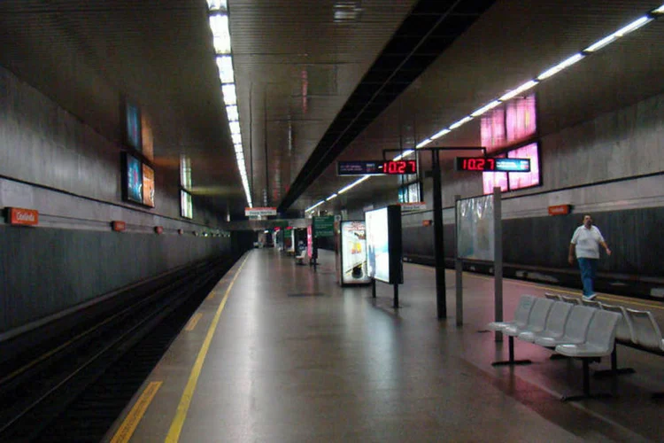 Passageiro caminha em uma estação do Metrô do Rio de Janeiro (Rodrigo Soldon/Flickr/Creative Commons)