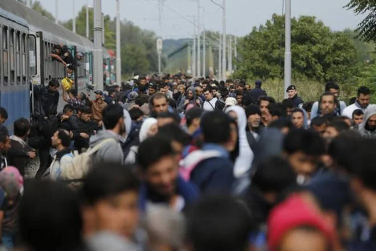 
	Esta&ccedil;&atilde;o de trem lotada de refugiados: a Uni&atilde;o Europeia luta para lidar com o fluxo de imigrantes que fogem da pobreza e guerras no Oriente M&eacute;dio e &Aacute;frica
 (Reuters / Antonio Bronic)