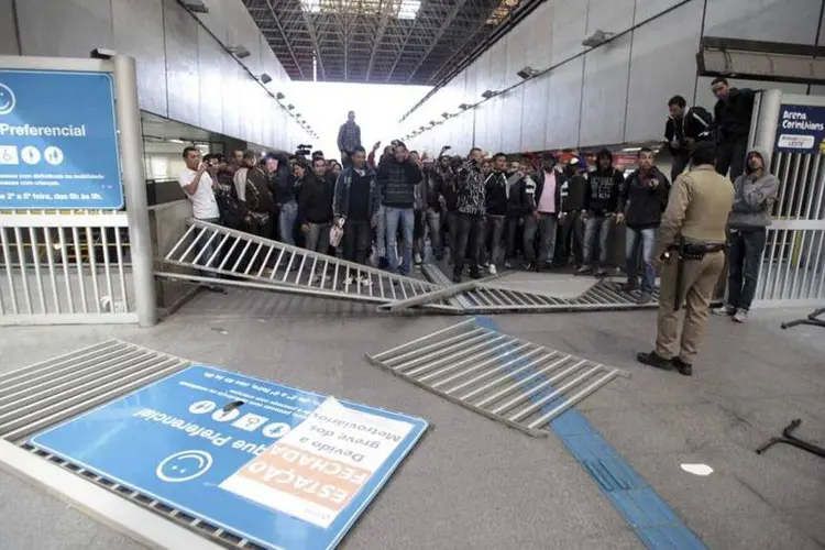 Um grupo de pessoas derrubou a entrada da Estação Itaquera de Metrô, fechada devido à greve (Chico Ferreira/Reuters)