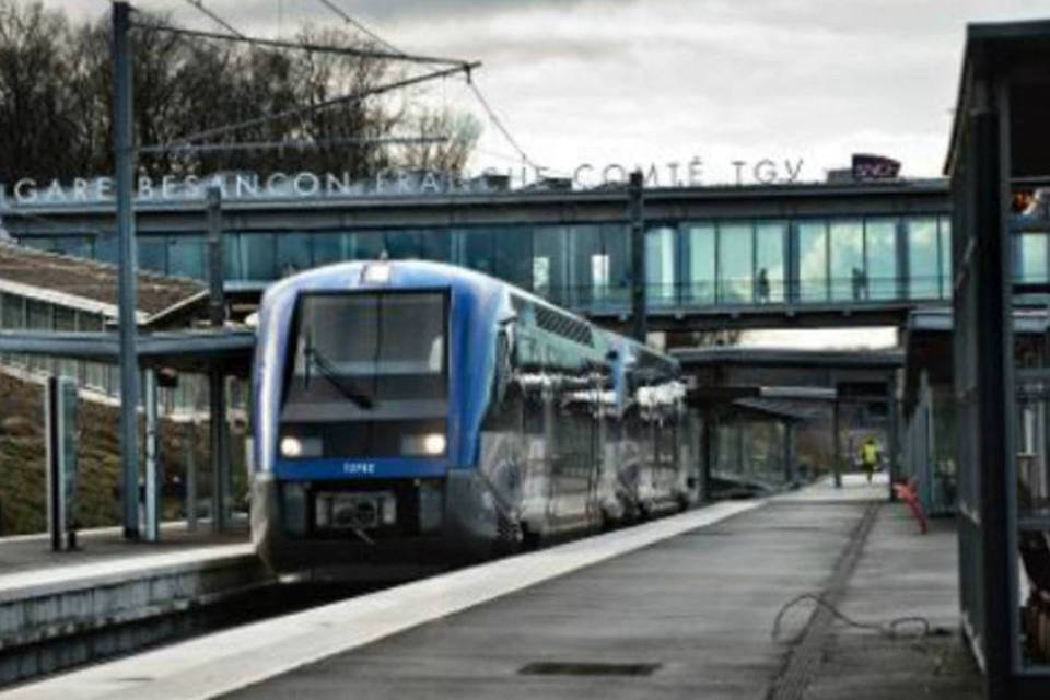 Descarrilamento de trem em teste causa 7 mortes na França