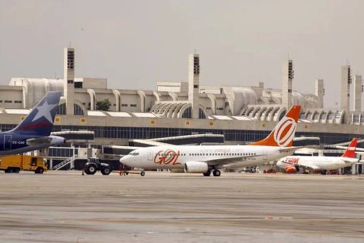 Aviões no Aeroporto Internacional Antonio Carlos Jobim, no Rio de Janeiro (Felipe Varanda/VEJA Rio)