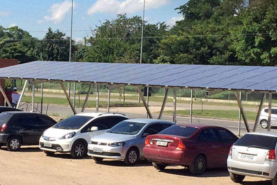 Este é o maior estacionamento solar do Brasil e fica na UFRJ