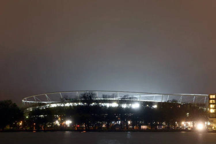 
	O est&aacute;dio HDI Arena ap&oacute;s o cancelamento do jogo por suspeita de bomba na cidade de Hanover
 (Fabian Bimmer/Reuters)