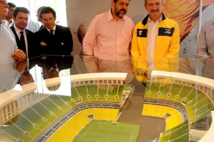 O ministro do Esporte, Aldo Rebelo, faz sua primeira visita às obras do Estádio Nacional de Brasília acompanhado pelo governador do Distrito Federal, Agnelo Queiroz (Wilson Dias/ABr)