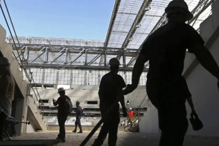 Trabalhadores dentro do estádio Arena da Baixada, uma das sedes dos jogos da Copa do Mundo de 2014, em Curitiba (Rodolfo Buhrer/Reuters)