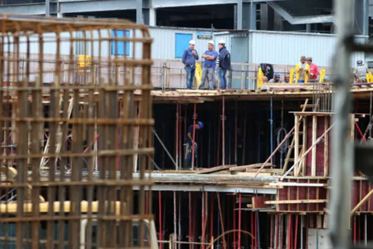 
	Trabalhadores s&atilde;o visto na Arena da Baixada, durante as obras de reforma para a Copa: para 43%, o evento trar&aacute; mais benef&iacute;cios que preju&iacute;zos, outros 40% pensam o contr&aacute;rio
 (Rodolfo Buhrer/Reuters)