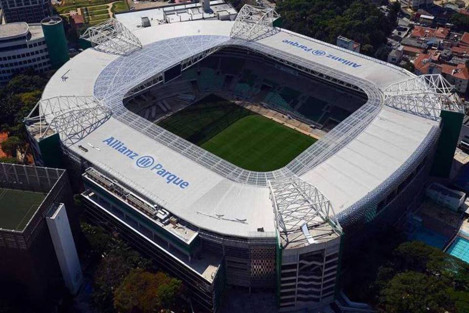 Torcida do Palmeiras picha portões do novo estádio