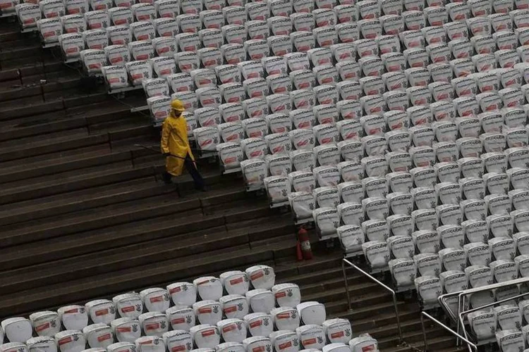 
	Oper&aacute;rio trabalha na montagem de cadeira da Arena Corinthians, tamb&eacute;m conhecida como Itaquer&atilde;o, em S&atilde;o Paulo
 (Nacho Doce/Reuters)