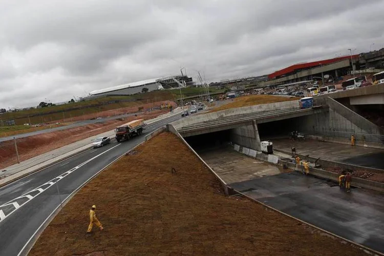 
	Oper&aacute;rios trabalham em &aacute;rea de infraestrutura: autoriza&ccedil;&atilde;o para a realiza&ccedil;&atilde;o desse tipo de opera&ccedil;&atilde;o foi dada no ano passado pela CVM
 (Nacho Doce/Reuters)