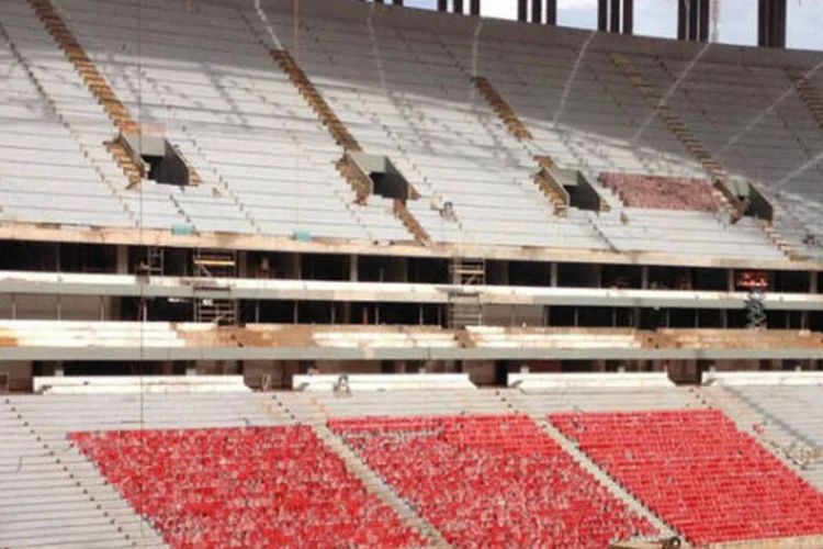 
	Est&aacute;dio Man&eacute; Garrincha, em Bras&iacute;lia: uma das pend&ecirc;ncias no interior do est&aacute;dio &eacute; a instala&ccedil;&atilde;o das cadeiras, trabalho no qual est&atilde;o envolvidos centenas de trabalhadores.
 (Lula Lopes/Divulgação)