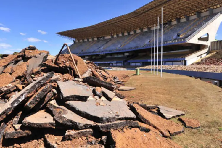 Obras do Mané Garrinha, em Brasília: governo promete estádio até 2012 (Marcello Casal Jr./Agência Brasil)