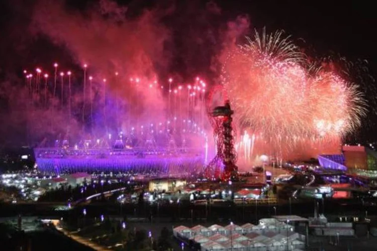 
	Est&aacute;dio durante cerim&ocirc;nia de abertura dos jogos: cerca de 4.000 volunt&aacute;rios devem participar cantando e dan&ccedil;ando no encerramento
 (Getty Images)