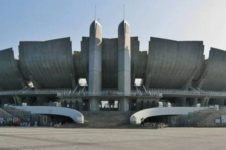 
	Est&aacute;dio Ol&iacute;mpico de Nagano: cidade foi alvo de um terremoto de 6,7 Richter na madrugada deste final de semana e que deixou mais de 30 feridos
 (Qurren)
