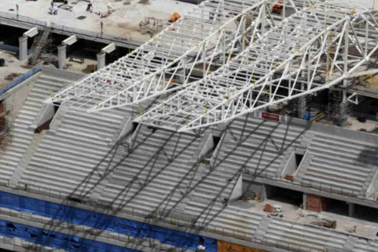 
	Obras no est&aacute;dio Itaquer&atilde;o: um guindaste desabou em cima da estrutura met&aacute;lica da cobertura do est&aacute;dio
 (REUTERS/Paulo Whitaker)