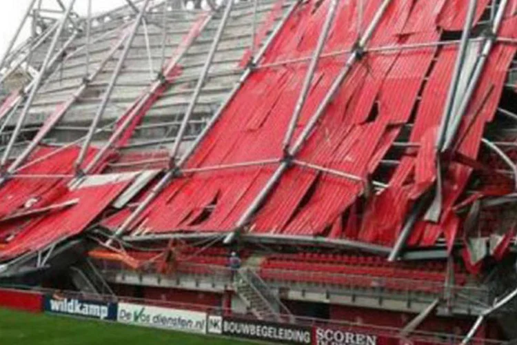 A arquibancada do estádio do FC Twente, totalmente encoberta pelo teto desabado (AFP)